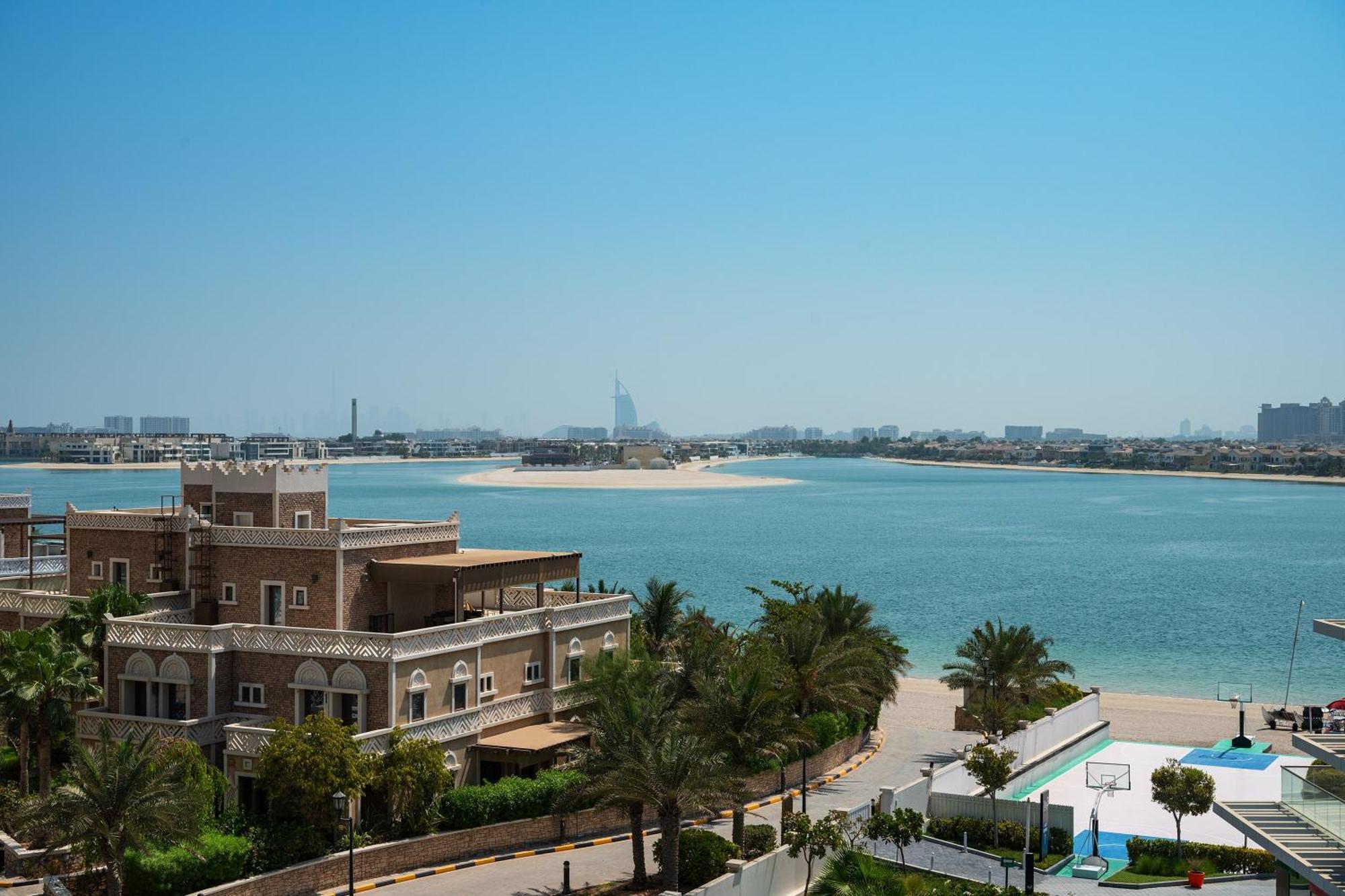 Th8 Palm Dubai Beach Resort, Vignette Collection By Ihg Exterior photo View of Jumeirah Islands